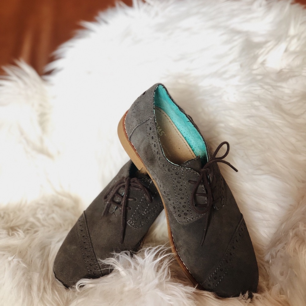 ✨ TOMS Women's Gray Suede Oxfords Brogue Cap Toe ✨
